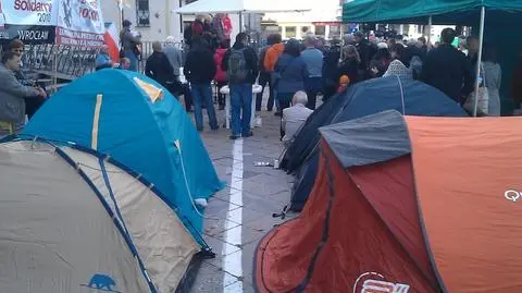 Solidarni koczują na placu Powstańców