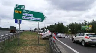 Skoda na barierkach przy trasie S8