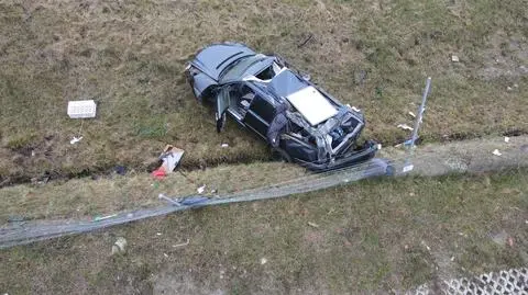 Zmieniał pas, uderzył w bariery, spadł z wysokiego nasypu