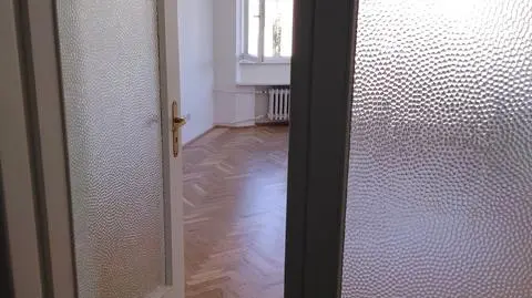 Posadzka z gorsecików, w drzwiach stylowy bulaj. Miasto wyremontowało mieszkanie z lat 30.