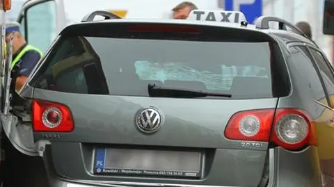 Wypadek w centrum Taksówka pod tramwajem