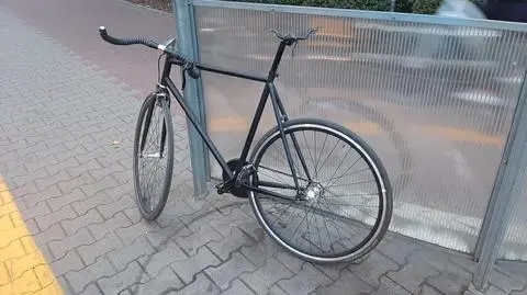 Rowerzysta po zderzeniu z autem dostawczym trafił do szpitala