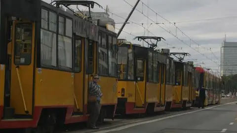 Tramwaje stanęły na Marszałkowskiej. Brak prądu