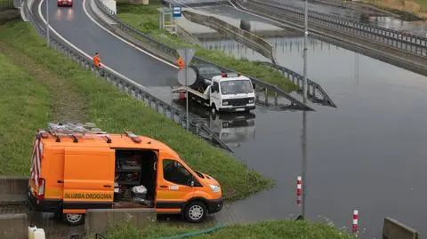 Zalany węzeł Marynarska. "Dwa samochody utknęły w rozlewisku"