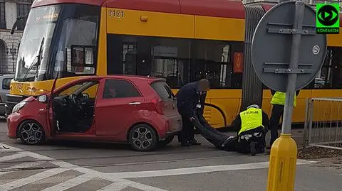 Samochód wjechał pod tramwaj na placu Bankowym