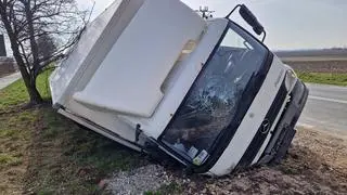 Ciężarówka w rowie w miejscowości Leszno