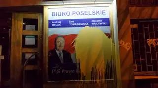 Wejście biura poselskiego oblane farbą