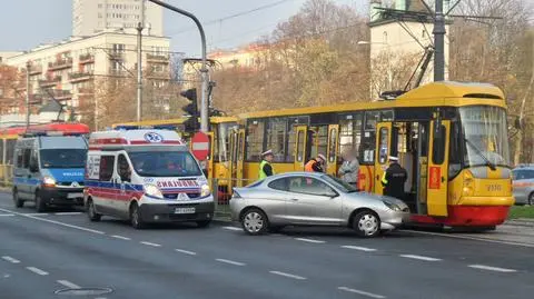 Motorniczy musiał gwałtownie hamować. Jeden pasażer ranny