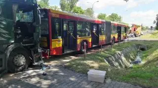 Tir najechał na autobus