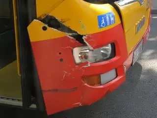 Samochód osobowy zderzył się z dwoma autobusami miejskimi 