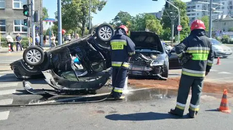 Groźny wypadek na Domaniewskiej. Mazda na dachu, siedem osób rannych