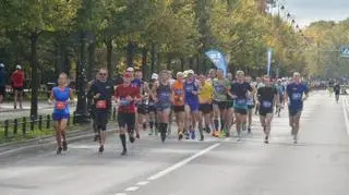 Biegacze na trasie 41. Maratonu Warszawskiego