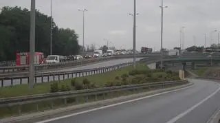 Auto na barierkach w alei Prymasa Tysiąclecia