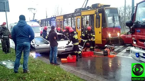 Zderzenie z tramwajem. Rozcinali samochód, żeby wyciągnąć ludzi