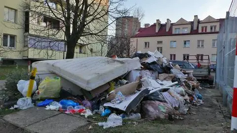 Śmieci zalegające przy ulicy 1 sierpnia 44