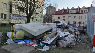 Śmieci zalegające przy ulicy 1 sierpnia 44