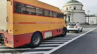 Zderzenie autobusu miejskiego z autem dostawczym