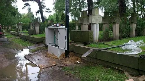 Kamera w kwaterze Powstańców. Ma chronić grób Jaruzelskiego?