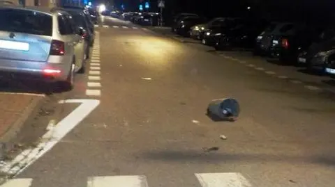 Uszkodzili zaparkowane auta, kosz na śmieci wyrzucili na jezdnię