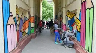 Odmalowali zniszczony mural na Muranowie 