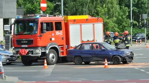 "Skoda przecięła pas zieleni i wjechała na chodnik"