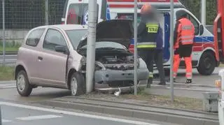 Toyota uderzyła w latarnię