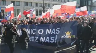 Uczestnicy marszu idą na pl