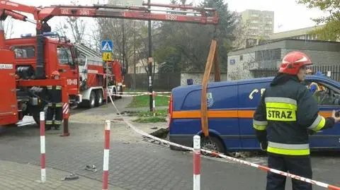 Utknęli w drodze do awarii. Zapadła się jezdnia