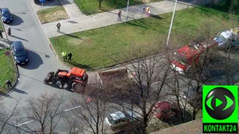 Ranny motocyklista po zderzeniu z traktorem