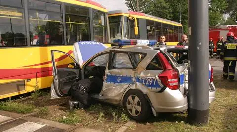 Zderzenie radiowozu z tramwajem. Dwóch policjantów rannych