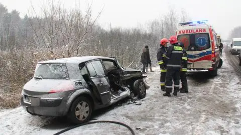 Wypadek na Okuniewskiej. Strażacy wycinali drzwi