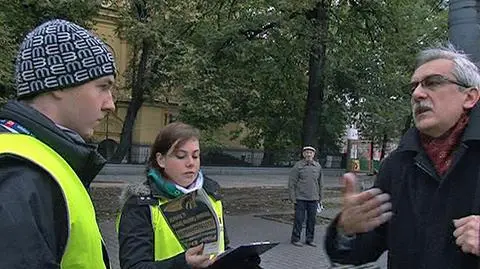 Zbulwersowany pasażer na przystanku w kierunku centrum - fot. Dawid Krysztofiński/tvnwarszawa.pl