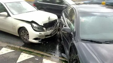 Zderzenie hondy i mercedesa