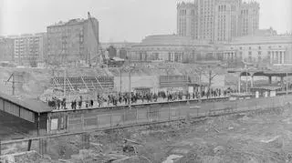 Plac budowy i perony prowizorycznego Dworca Warszawa-Centralna w 1973 roku