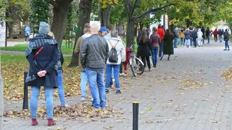 Kolejka do punktu wymazów na Grzybowskiej