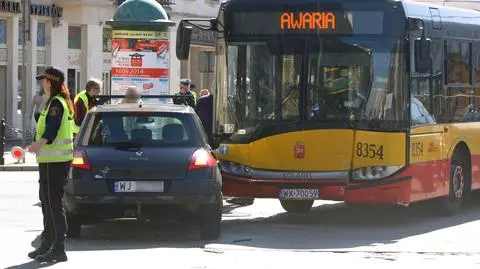 Zderzenie autobusu z osobówką. "Cztery osoby ranne"