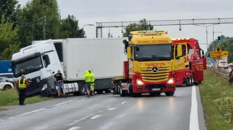 Kierowca tira wjechał do rowu