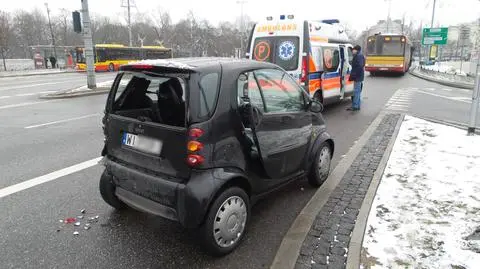 Autobus wjechał w tył smarta. "Nagle zmieniła pas"