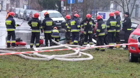 "Czarna substancja, oblepia wszystko". Zalana ulica, podtopione samochody