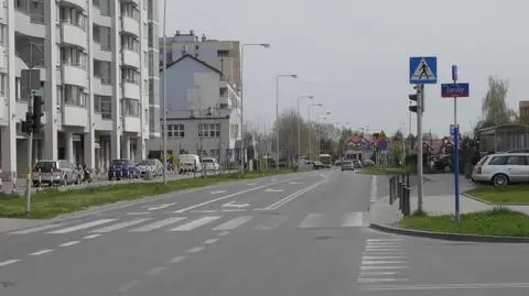 Urzędnicy chcieli zlikwidować miejsca parkingowe i posadzić drzewa, zmienili zdanie po protestach mieszkańców 