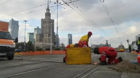 Pęknięta szyna na rondzie Dmowskiego