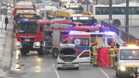 Pożar samochodu na Grochowie. W środku nieprzytomny kierowca