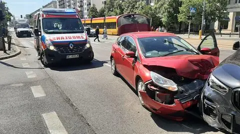 Wypadek na Marszałkowskiej. Jeden z kierowców trafił do szpitala