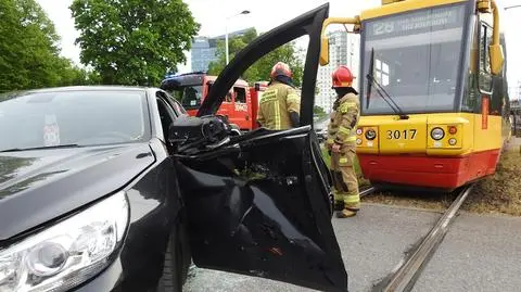 Tramwaj uderzył w bok auta osobowego, są poszkodowani