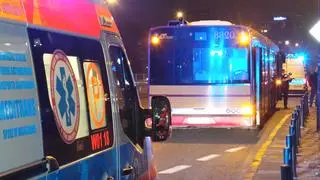 Awaryjne hamowanie autobusu w alei Stanów Zjednoczonych