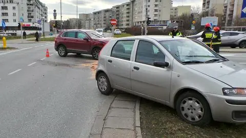 Wypadek trzech aut w alei KEN, jedna osoba ranna