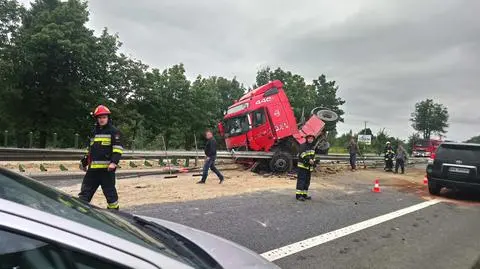 Tir wbił się w barierki, wysypany ładunek zablokował drogę