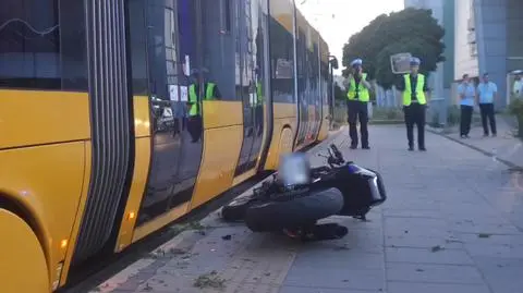 Motocyklista uderzył w tramwaj. "Wykonywał niebezpieczne manewry"