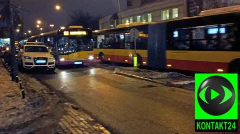 Tak audi zaparkował, że ulicę zablokował