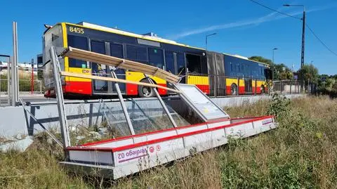 Kierowca autobusu staranował przystanek. "Prawdopodobnie zasłabł za kierownicą"